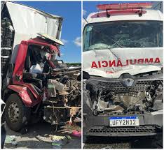 Paciente e motorista de ambulância de São João estão entre 3 feridos de grave acidente que deixou um morto na SP-340