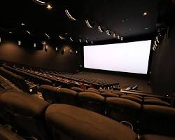 映画館のスクリーンに映し出される映像と、スピーカーから響く音の画像