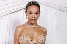 Doja Cat defiende a Chappell Roan en conflicto con paparazos: 'Ella no ha dañado a nadie'