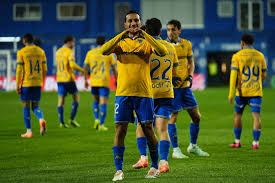 João Carvalho tira coelho da cartola e marca golaço (vídeo)