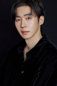 Mu Jin-sung Champions Long-Format Drama Amid 'Typhoon Family' Pacing Criticism