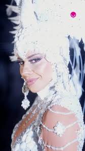 Rainha de bateria, Viviane Araujo usa fantasia de cisne no primeiro ensaio técnico