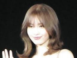 「二日酔い治りました！」TWICE・MOMO“肩ひも落ち”投稿 『プラダを着た悪魔2』で披露して話題に 「わざとだったんだ」「もう～誰もが羨む美しさ」