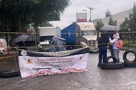 Exigen reparación de carretera con bloqueo en Edomex