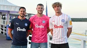 Holstein Kiel präsentiert die neuen Trikots für die Saison 2026/27