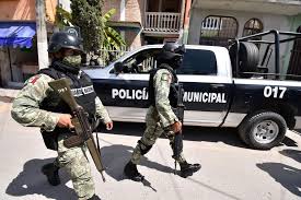 Cuatro gatilleros muertos y dos policías heridos por balacera en Mazatlán