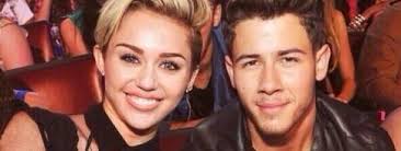Miley Cyrus et Nick Jonas ont tous les deux assisté aux Teen Choice Awards 2013. Les deux exs ont été vraiment proches lors de cette cérémonie. - miley-cyrus-nick-jonas-teen-choice-awards