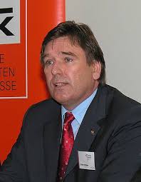 Der Vorstand der Hamburg Münchner Krankenkasse, Dieter Baltzer, ...