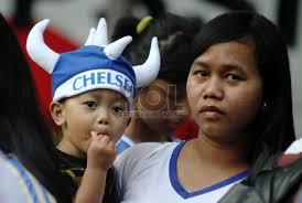 Suporter Chelsea Indonesia memadati halaman Stadion Gelora Bung Karno, Senayan, Jakarta, Kamis (25/7). (Republika/ Yasin Habibi) - suporter-chelsea-indonesia-memadati-halaman-stadion-gelora-bung-_130725190155-690