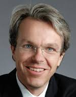 Dr. <b>Henning Herzog</b> verantwortet u.a. den Lehrstuhl für BWL und Governance, <b>...</b> - 165herzog_1