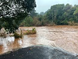 Chuva no RS: cidades registram alagamentos, estradas são bloqueadas e rio atinge cota de inundação