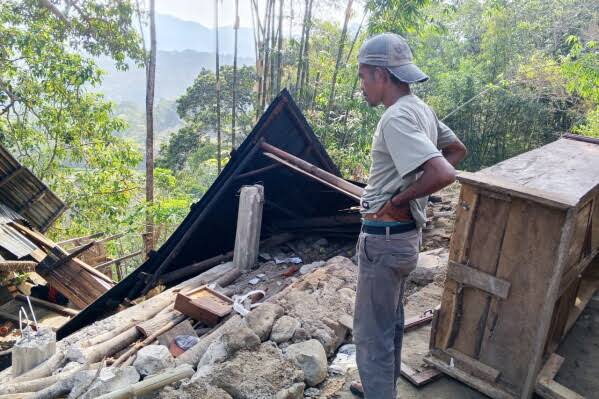 Magnitude 7.7 earthquake strikes off Indonesia's coast, toppling buildings and killing at least 5; tsunami warning lifted after no significant sea-level changes