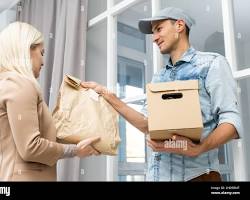 delivery person handing a package to a customer resmi