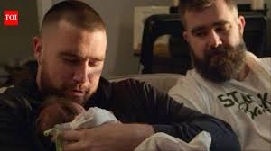 Travis Kelce discusses parenting with Jason Kelce on ‘New Heights’ just two months after his wedding - br