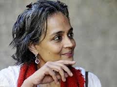 ANJALI KAMAT: Arundhati Roy, su último artículo en Outlook, “Walking with the Comrades.” Comience por hablarnos sobre lo que está sucediendo en las selvas ... - Entervista-a-Arundhati-Roy-2-300x225