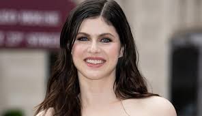 Alexandra Daddario Ose! Nouvelle Coupe Bob Qui Fait Fureur! 💇‍♀️
