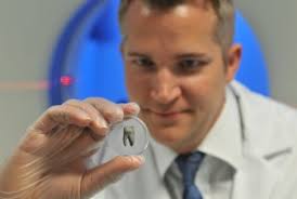 Marc Franke mit einem auto Implant ® Implantat.