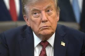 Frena tribunal restricciones de Trump al voto por correo