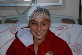 Öğretmenlerine ve doktoruna hayatını kurtardığı için teşekkür eden Rabiya Kaya, bayramın ikinci günü de olsa ailesine kavuşacağından dolayı mutlu olduğunu ... - ranzadan-dusen-ogrenci-beyin-kanamasi-gecirdi-IHA-20121026AW000132-1-t