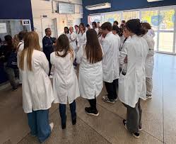 Lei de 2013 e faculdades criadas por liminar: por que 38% dos médicos concluem cursos privados sem qualificação mínima?