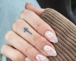 Hình ảnh về Simple floral acrylic nails