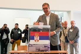 El ex presidente serbio Vucic, afronta elecciones parlamentarias ante movimiento estudiantil que protestó en su contra