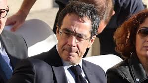 Darius Rochebin s’offre une escapade à Naples : son look fait beaucoup parler les internautes !