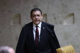 Fachin rejeita pedido para afastar Nunes Marques de ação da CPI do Master