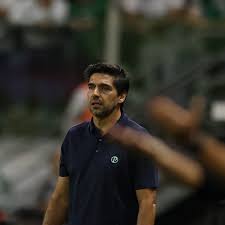 Abel Ferreira é multado pela Conmebol por chutar microfone; veja valores