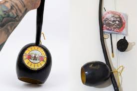 Fãs baianos customizam berimbau exclusivo para presentear Guns N’ Roses em Salvador