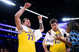 Los Lakers superan a los Nuggets en un partido emocionante, mientras los Spurs dominan con victorias consecutivas