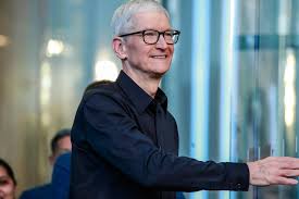 Apple’s Cook Vows to Lobby Lawmakers on Immigration Issue