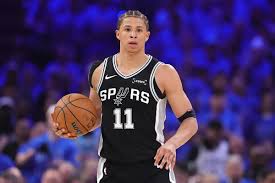 Spurs’ Champagnie Comments on Bryant’s Viral Restroom Break