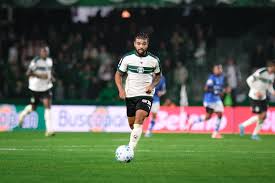 Destaque do Coritiba, Lucas Ronier sofre lesão no joelho em treino e vai passar por cirurgia