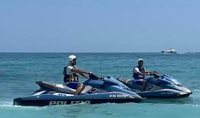 ¡Persecución en Ischia! Hombre intenta escapar en barco confiscado y hiere a policía
