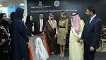 التشكيلية السعودية فاطمة النمر تزين