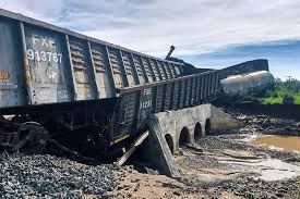 Vuelca tren y derrama químicos en Sonora
