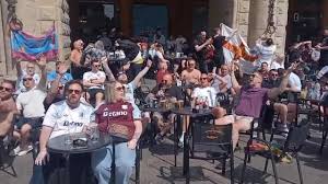 Europa League, birre, cori e tintarella in piazza Maggiore per i tifosi dell'Aston Villa
