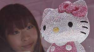 Una joven observa una figura de Hello Kitty. Yuriko Nakano/reuters. Sociedad / - hello-kitty3--644x362