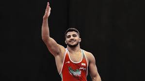 Farsnews | قهرمان کشتی جهان مقابل حمله اغتشاشگران به حسینیه ایستاد