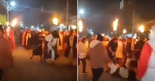 VIDEO: ¡Jesús cae y se lesiona durante Viacrucis en Edomex!