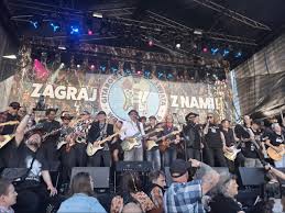 Gitarowy Rekord Świata we Wrocławiu nie został pobity. "Hey Joe" w Rynku zagrało 7649 gitarzystów