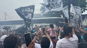 Torcida do Santos faz ‘rua de fogo’ antes de jogo decisivo contra o Cruzeiro