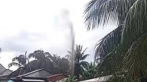 El pozo arrojó inesperadamente una columna de agua de 15 metros de altura.