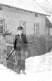 098-0004 Sielacken 1940. Walter Wittke vor seinem Elternhaus.