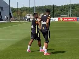 Após polêmica, Casemiro e Endrick entram juntos no gramado para treino da seleção brasileira