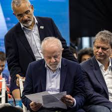 Mesmo fora da disputa presidencial, Tarcísio é a pedra no sapato de Lula na busca pela reeleição
