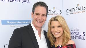 ‘Wheel of Fortune’s Vanna White Secretly Marries John Donaldson! See Her Wedding Dress