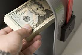 Cierra dólar en $17.98