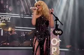 Sabrina Carpenter Deslumbra en el Grand Ole Opry: ¡Look Impactante!